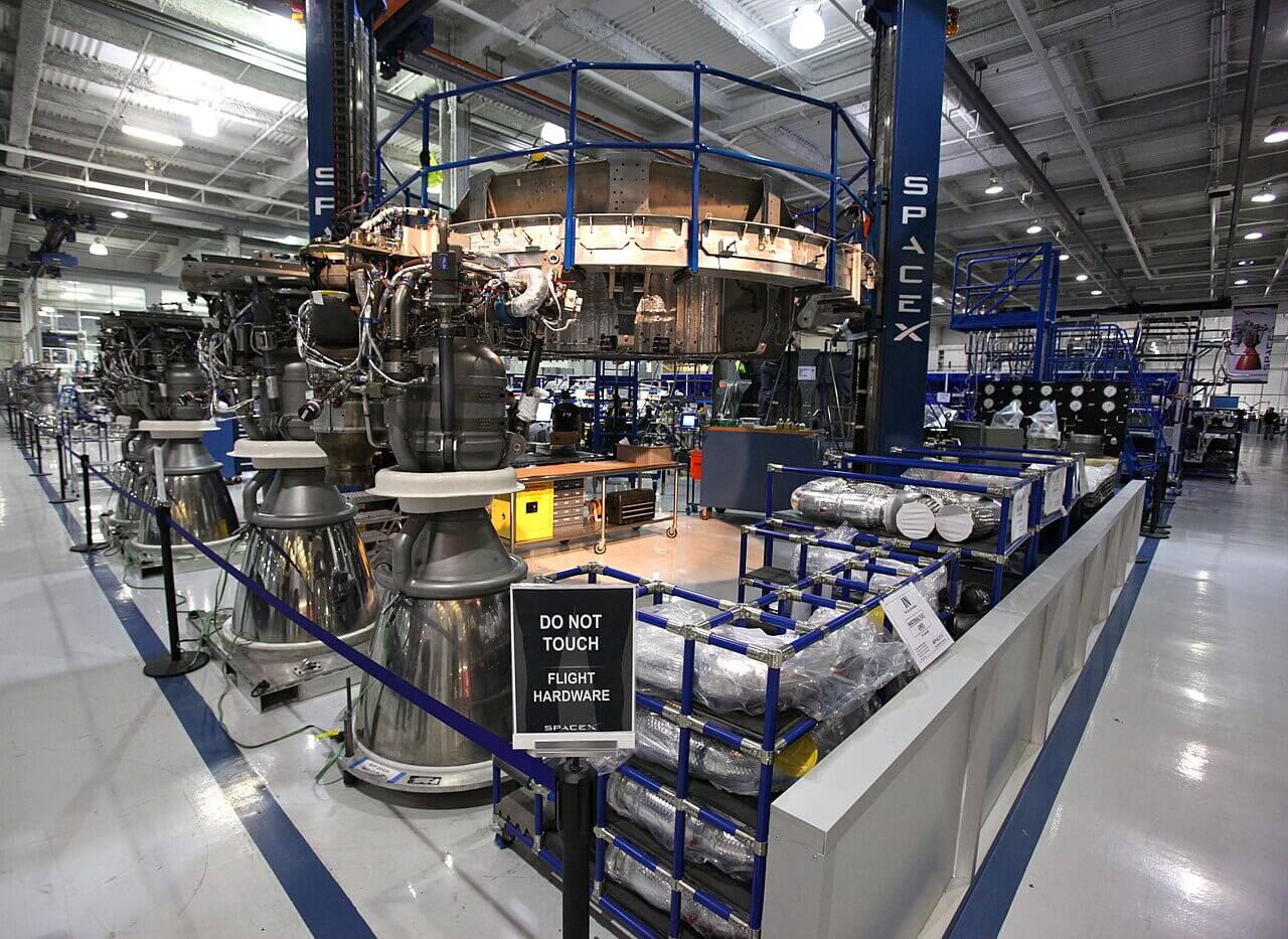 SpaceXの工場に並ぶMerlin 1Dエンジンとオクタウェブ