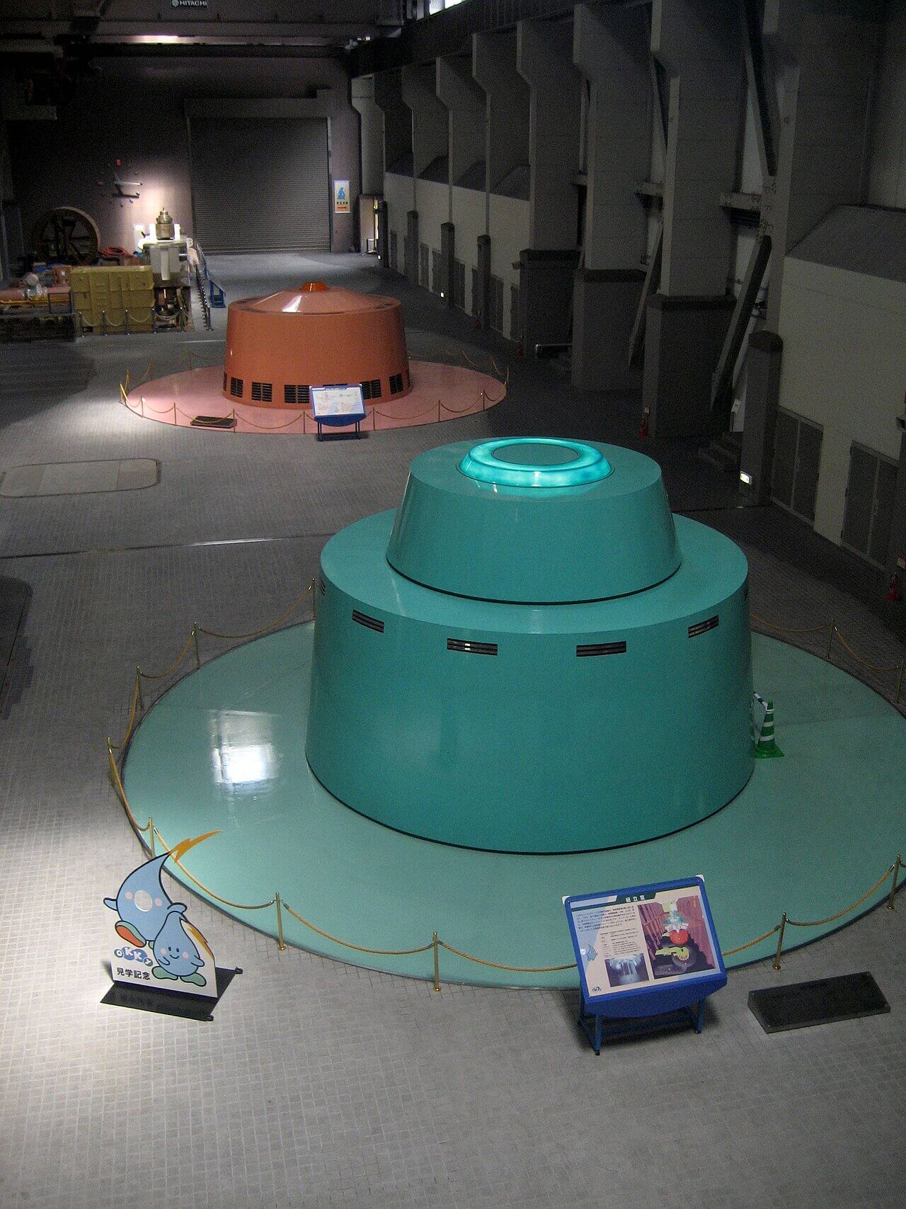 奥清津第二発電所の発電機室に並ぶ発電電動機