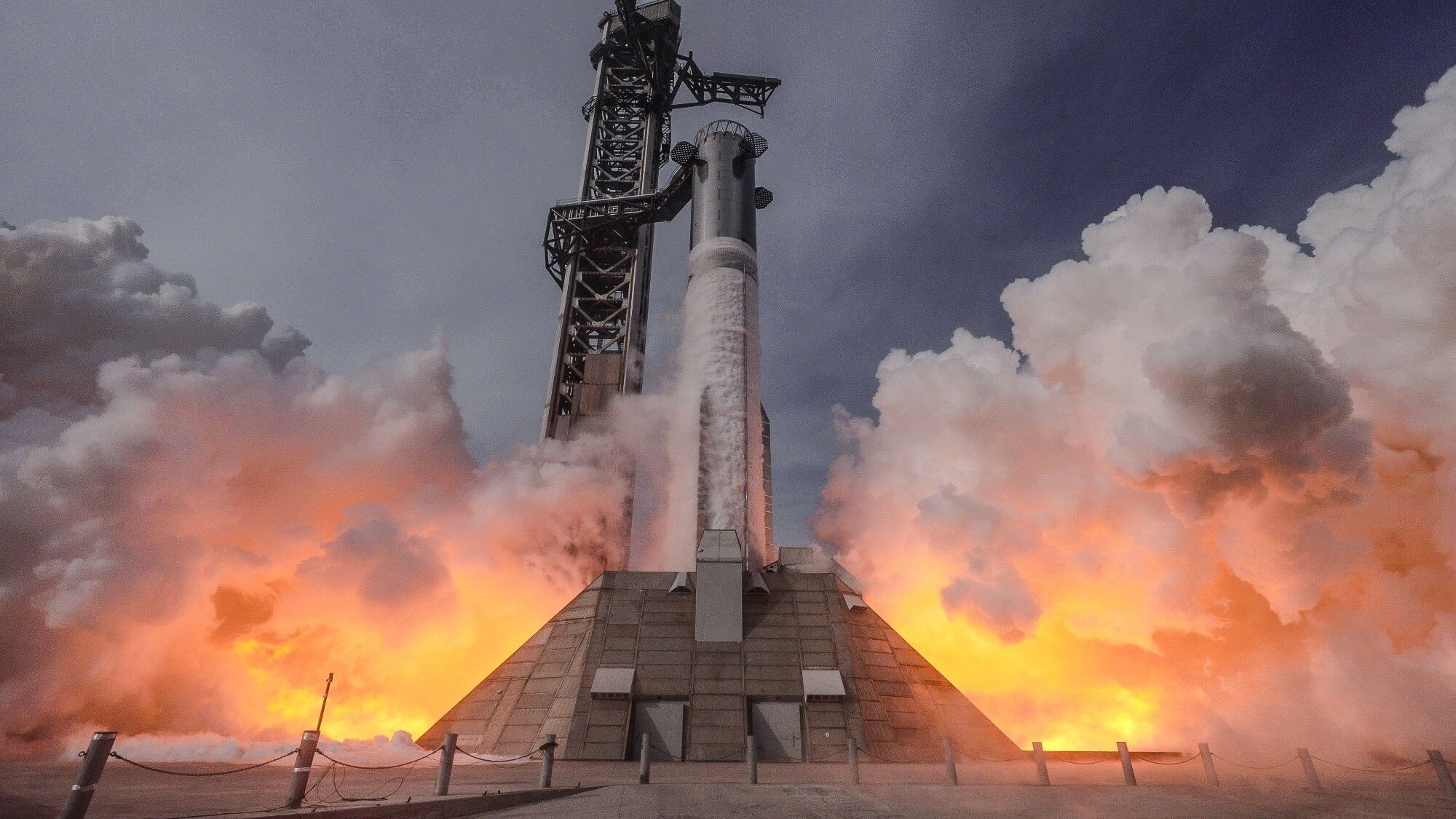 Super Heavy B19の33基静止燃焼試験(SpaceX提供)